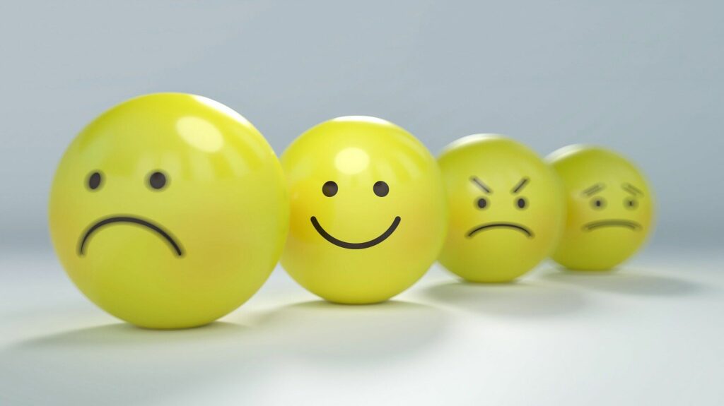4 têtes avec des expressions différentes