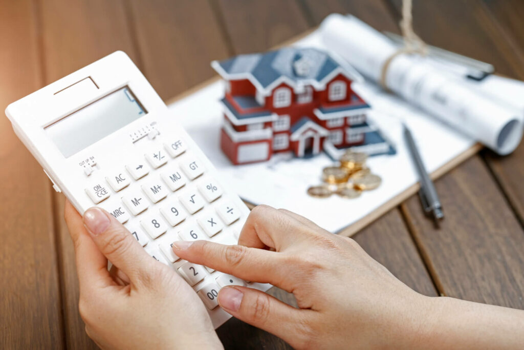 Calculatrice avec un bien immobilier en fond